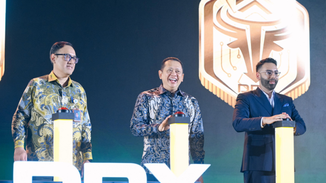 Kepala  Bappebti, Tirta Karma Senjaya (kanan) di peresmian DRX Token