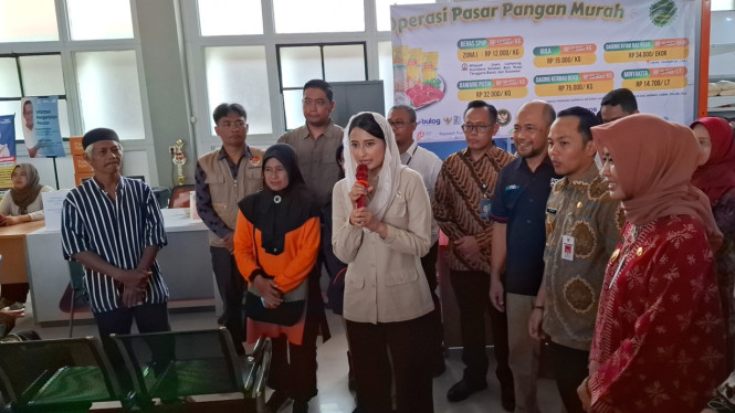 Wamendag Dyah Roro Esti Widya Putri meninjau kegiatan operasi pasar di PT Pos Indonesia Kantor Cabang Surakarta.