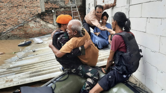 VIVA Militer: Prajurit Kopasgat evakuasi lansia yang terjebak Banjir di loteng