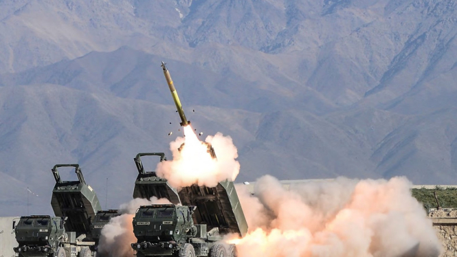 VIVA Militer: Sistem peluncur multi-roket M142 HIMARS buatan Amerika Serikat