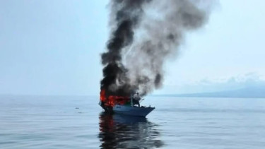 Kondisi kapal neyalan yang terbakar di perairan Gili Meno (istimewa)