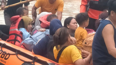 Korban banjir di Kabupaten Bekasi dievakuasi tim gabungan.