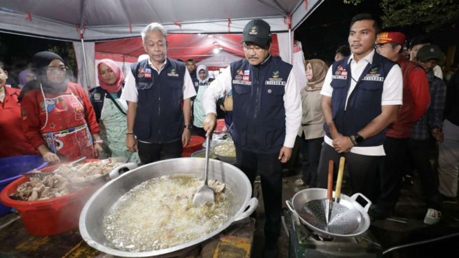 Mensos dan Wamensos Ikut Siapkan Makan Sahur untuk Korban Banjir di Bekasi