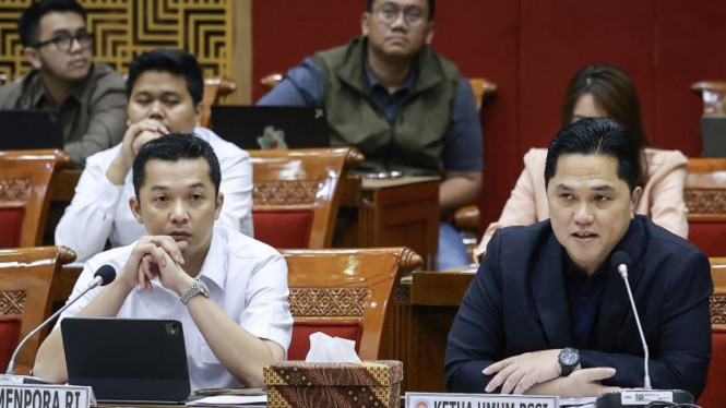 Ketua Umum PSSI Erick Thohir (kanan) dan Wamenpora Taufik Hidayat
