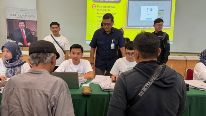 Dirut BPJS Ketenagakerjaan Anggoro Eko Cahyo memantau proses pembayaran klaim JHT eks karyawan Sritex