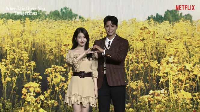 IU dan Park Bo Gum di drama When Life Gives You Tangerines.