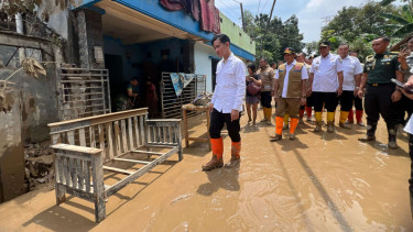 Wakil Presiden Gibran Tinjau Korban Banjir di Bekasi