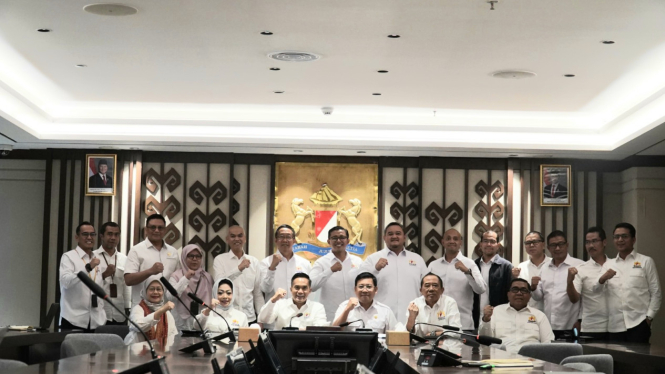 Ketua Umum Kadin Indonesia, Anindya Bakrie beserta jajarannya usai menggelar rapat koordinasi dengan Kepala Bapanas, Arief Prasetyo Adi di Menara Kadin Indonesia, Kawasan Kuningan, Jakarta Selatan, Rabu, 5 Maret 2025