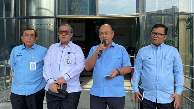 Kepala Badan Gizi Nasional (BGN) Dadan Hindayana beserta jajarannya dan Sekjen KPK Cahya H Harefa di Gedung Merah Putih