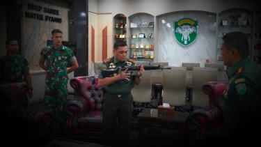 VIVA Militer: Mayjen TNI Niko perlihatkan senjata api yang didapatkan Yonif 115