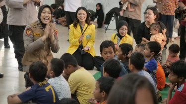 Polri bersama mahasiswa UI memberikan trauma healing ke korban banjir