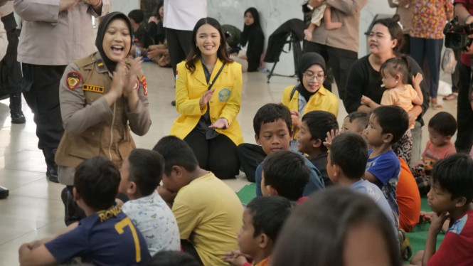 Polri bersama mahasiswa UI memberikan trauma healing ke korban banjir