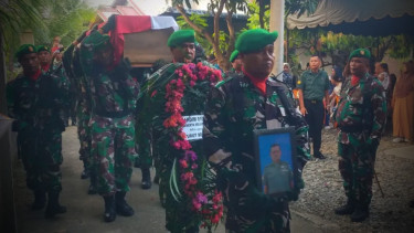 VIVA Militer: Prosesi pemakaman militer almarhum Serka Sarbaini