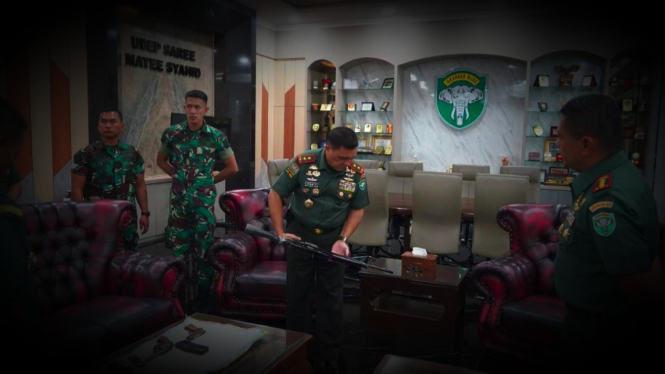 VIVA Militer: Mayjen TNI Niko perlihatkan senjata api yang didapatkan Yonif 115