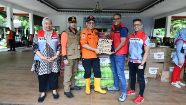 Pertamina Peduli menyerahkan bantuan “Tanggap Darurat Bencana Alam Banjir”