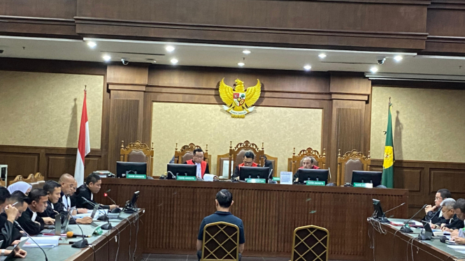 Tom Lembong duduk menjadi terdakwa di Pengadilan Tipikor pada PN Jakpus, Kamis 6 Maret 2025