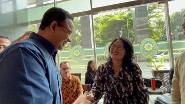 Anies Baswedan bersalaman dengan Ciska Widharja (istri Tom Lembong) saat hadir di Pengadilan Tipikor pada PN Jakpus