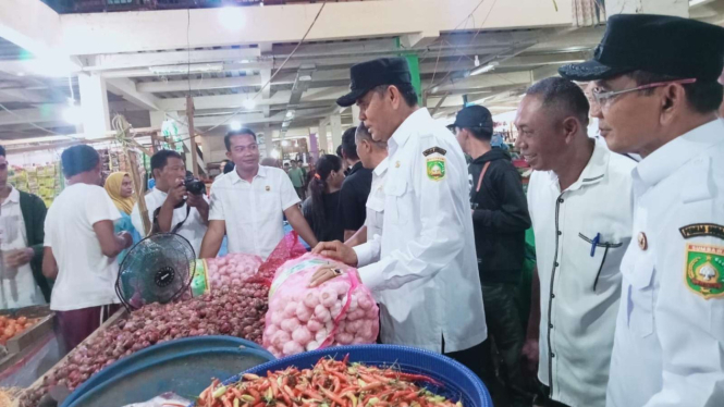 Bupati dan Wakil Bupati Sumbawa sidak ke Pasar Seketeng