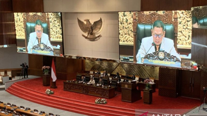 Wakil Ketua DPR RI Adies Kadir memimpin Rapat Paripurna di Kompleks Parlemen
