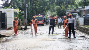 Personel gabungan membersihkan Jalan Kemang Selatan, Kelurahan Cipete Selatan