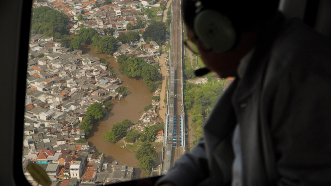 Gubernur Jakarta Pramono Anung Pantau Banjir Gunakan Helikopter