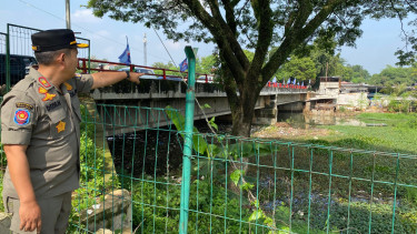 Bangunan liar diatas Setu Pengarengan, Depok