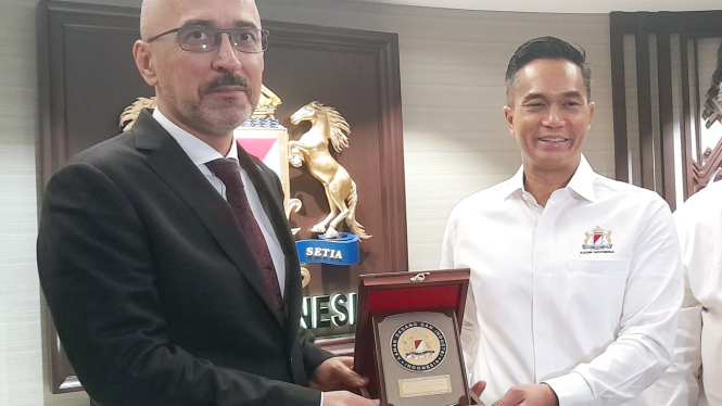 Ketua Umum Kadin Indonesia, Anindya Bakrie bersama Duta Besar Tajikistan untuk Indonesia, Ardasher Qodiri, di Menara Kadin Indonesia, Jakarta, Kamis, 6 Maret 2025