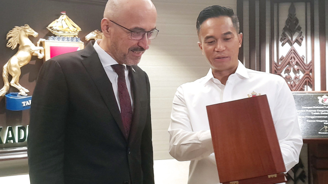 [Ketua Umum Kadin Indonesia, Anindya Bakrie bersama Duta Besar Tajikistan untuk Indonesia, Ardasher Qodiri, di Menara Kadin Indonesia, Jakarta, Kamis, 6 Maret 2025]