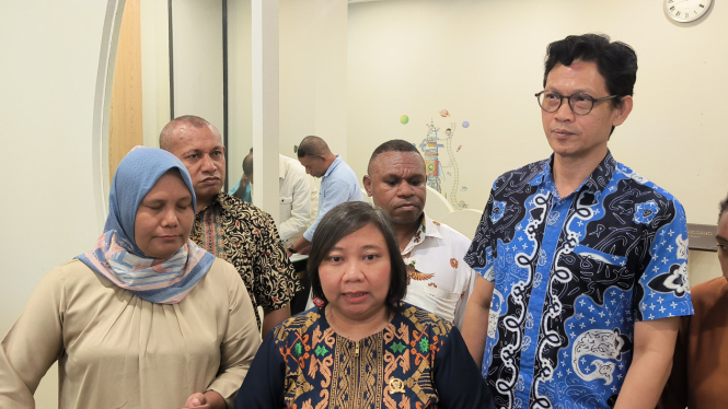 Komisioner Komnas HAM, Anis Hidayah (tengah) dan perwakilan dari Perhimpunan Pendamping Desa Seluruh Indonesia, Hendriyatna (kanan) di Kantor Komnas HAM, Jakarta Pusat, Kamis, 6 Februari 2025
