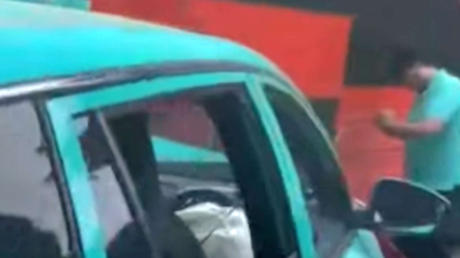 Taksi listrik Xanh SM tabrak bus Transjakarta di Lenteng Agung