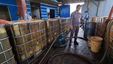 Tim gabungan saat grebek lokasi penimbunan solar subsidi di Kota Medan.(istimewa/VIVA)