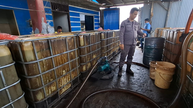 Tim gabungan saat grebek lokasi penimbunan solar subsidi di Kota Medan.(istimewa/VIVA)