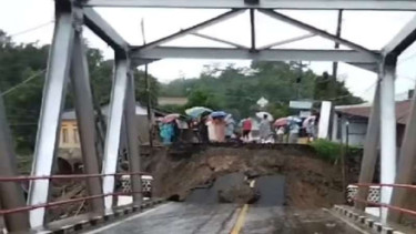 Jembatan Bojongkopo Cidadap Sukabumi ambles imbas banjir