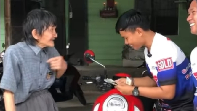 Kakek penjual kerupuk dapat Honda Scoopy baru