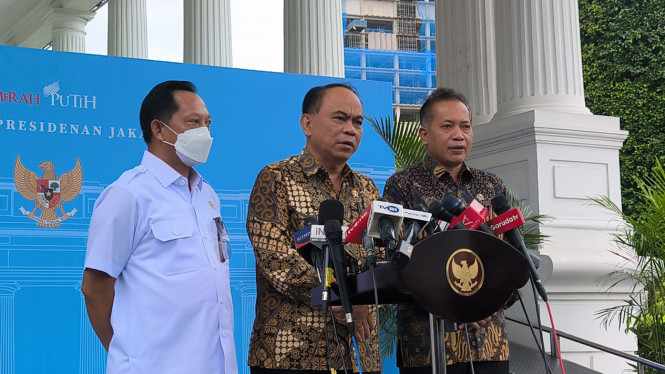 Menteri Koperasi, Budi Arie Setiadi (tengah) di Kompleks Istana Kepresidenan.