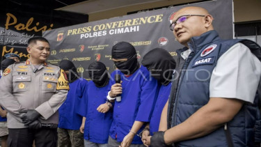 Kapolres Cimahi AKBP Tri Suhartanto menginterogasi Ketua Bawaslu Bandung Barat