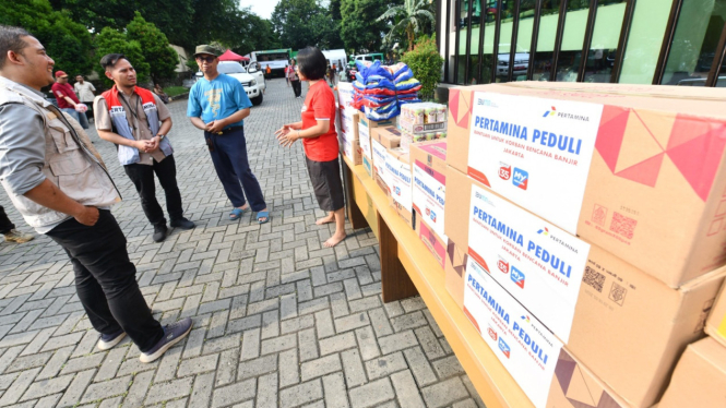 Pertamina Peduli menyerahkan bantuan ke warga terdampak banjir di Jakarta