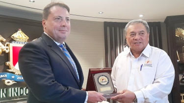 [Wakil Ketua Umum (WKU) Bidang Hubungan Luar Negeri Kadin Indonesia, Bernardino M. Vega bersama President of Canada-ASEAN Business Council, Wayne Farmer, di kantor Kadin Indonesia, kawasan Kuningan, Jakarta Selatan, Jumat, 7 Maret 2025]