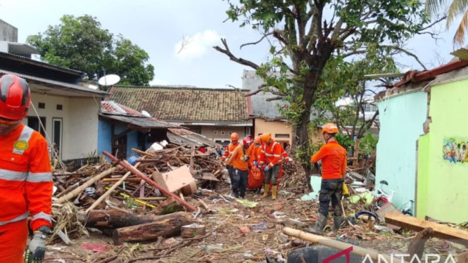 Basarnas Pos Sukabumi saat mengevakuasi jasad ibu dan anak warga Kampung Ciganas