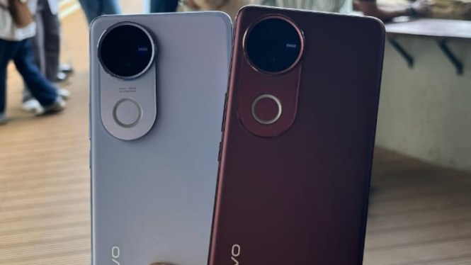 Vivo V50.