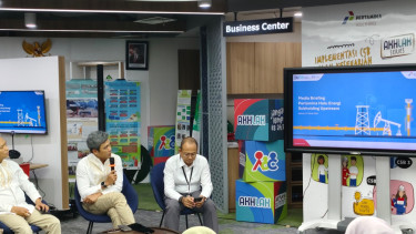 Pth Direktur Utama PHE yang juga menjabat sebagai Direktur Keuangan dan Investasi PHE, Dannif Danusaputro (tengah)