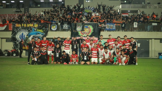 Madura United Berfoto Bersama Suporter di Taiwan