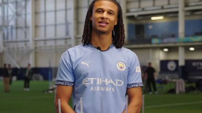 Pemain Manchester City Nathan Ake mencoba minuman tradisional
