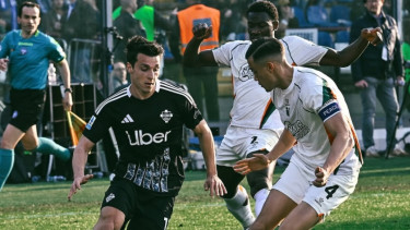 Jay Idzes dalam laga Como 1907 vs Venezia