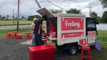UMKM bertema coffee bar dengan menggunakan bajaj yang hadir di Kota Banjarbaru