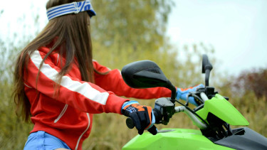 Ilustrasi perempuan mengendarai sepeda motor