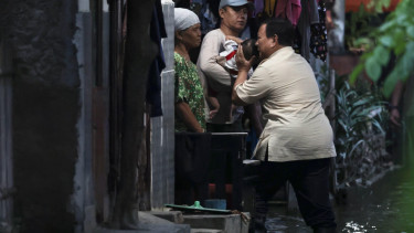 Presiden Prabowo Subianto meninjau warga terdampak banjir di bekasi (sumber: Tim Media Prabowo) 