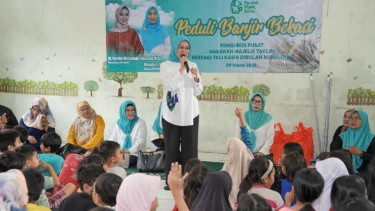 Pembina PP HMT, Rustini Muhaimin Iskandar beri bantuan ke korban banjir Bekasi.