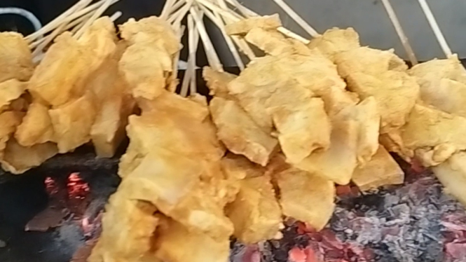 Sate susu sapi khas Bali di pasar takjil Kampung Jawa Denpasar
