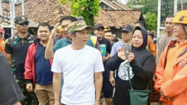 Bupati Purwakarta Saepul Bahri Binzein (tengah) saat meninjau lokasi banjir